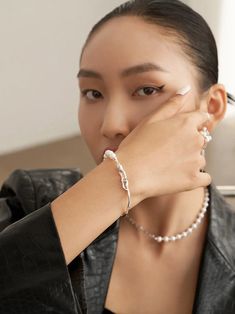 Lady wearing freshwater pearl bangle bracelet with beads and S925 silver clasp Pearl Bracelet Silver, Chic Minimalista, Silver Pearl Bracelet, Pearl Bracelet Gold, Wrist Jewelry, Freshwater Pearl Bracelet, Bracelet Collection, Water Drop, Bracelet Silver