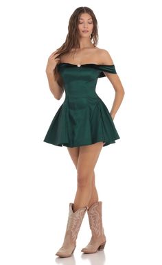 Off Shoulder Velvet Strap A-line Dress in Green | LUCY IN THE SKY Western Dresses For Women Parties, Sweet Sixteen Dresses Short, Vintage Hoco Dress, Dark Green Dress Short, Country Chic Dresses, Chic Christmas Outfit, Hoco Dresses Green, Velvet Dress Short, Mimi Dress