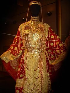 Qatar Dress Arab Wedding Dress, Arab Bride, Arabic Wedding Dresses, Arabic Clothing, Wedding Dresses Videos, Arabic Dress, What Is Fashion, Arab Wedding, Dancers Outfit