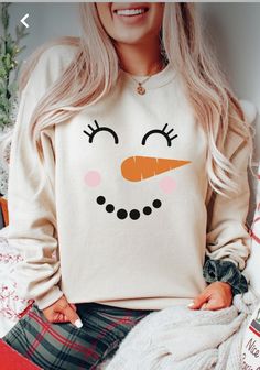 Sublimation Sweatshirts Ideas, Christmas Crew Neck Ideas, Winter Women Sweaters, Christmas Sweaters Vinyl, Holiday Shirts For Women, Christmas Sweatshirt Ideas Vinyl, Christmas Crewneck Sweatshirt Cricut, Cute Christmas Shirt Ideas, Christmas Shirt Cricut