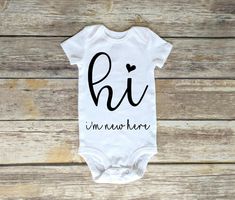 Hi I'm New Here svg Onesie svg Newborn svg | Etsy Newborn Svg, Cricut Baby, Projets Cricut, Diy Bebe, Funny Onesies, Newborn Onesies, Baby Projects