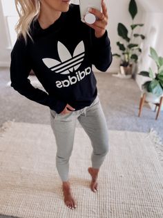 Cute Athleisure Outfits Fall, Mom Athleisure Style Winter, Leggings And Crewneck Outfits, Comfy Legging Outfits Winter, Stylish Athletic Outfits, Athletic Mom Outfits, Sweatshirt Outfit Ideas Casual, Pe Fits, Athletic Outfits For Women