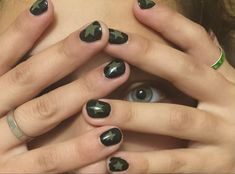 Green Black Nails Aesthetic, Short Nail Grunge, Grunge Short Nails Ideas, Black Nails Grunge Aesthetic, Black Green Nails Ideas, Green Star Nails Acrylic, Green And Black Star Nails, Grunge Nails Natural, Short Goth Nails Grunge