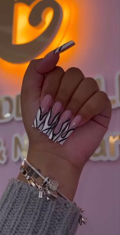 Full Set Nails Acrylic Design, Baddie Nails Instagram Medium, Photoshoot Nails Ideas, Long Gel Nails Ideas, Classy Baddie Nails Acrylic, Classy Long Acrylic Nails, Acrylic Nail Designs Black Women, Simple Classy Baddie Nails, Baddie Long Acrylic Nails