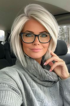 Κούρεμα Bob, Silver Blonde Hair, Short Silver Hair, Gorgeous Gray Hair, Hairstyles With Glasses, Silver Blonde, Haircuts For Medium Hair, Short Hair Haircuts, Women Over 50