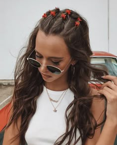 90s Grunge Hair, Hairstyles Aesthetic, Clip Hairstyles, 90s Hairstyles, Penteado Cabelo Curto, Oval Sunglasses, Grunge Hair