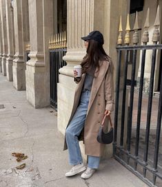 Girls Baseball Cap Outfit, Black Patent Boots, Style Influencers, Girl Baseball Cap, Brown Leather Coat, Outfits For Fall