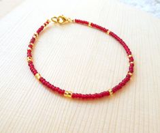 Dainty Red Beaded Bracelets With Tiny Beads, Dainty Beaded Friendship Bracelets, Dainty Friendship Bracelets With Tiny Beads, Dainty Gold Beaded Bracelets, Average Woman, Garnet And Gold, Bracelet Minimalist, Seed Bead Bracelet, Bracelet Friendship