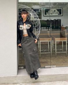 Long Skirt Aesthetic Y2k, Outfits With Long Cargo Skirt, Long Skirt Cargo, W2k Outfits, Cargo Long Skirt Outfit, Long Skirt Street Style, Skirt Leather Jacket Outfit, Street Wear 2023, Long Cargo Skirt Outfit