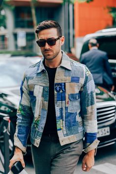 Mens Street Style Summer, Street Style Summer Outfits, Mens Fashion Denim, Most Stylish Men, Walking Down The Street, Denim Jacket Outfit, Paris Fashion Week Street Style, Outfit Jeans, Marlon Brando