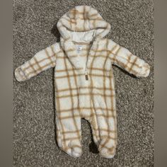 Never Worn. Only Washed Once & Did Air Dry(Highly Recommend!!) This Onesie Will Keep Your Baby Warm! While Looking Adorable!! Cream Long Sleeve Onesie For Winter, Cozy Hooded White Onesie, Cozy White Hooded Onesie, Cute White Hooded Onesie, Giraffe Lovey, Gender Neutral Clothes, Blue Joggers, Clothing Haul, 3 Month Baby