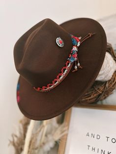 Custom painted & accessorized wide brim hat/ handmade. Made with fabric paint (made to withstand weather & wear.) silver/red/ blue pendent on (R) side. Multi-color bandanna with bow & a think beaded rope band. Western Ideas, Fall Hat, Hat Western, Western Hat, Womens Hat, Fall Hats, Hat Custom, Hat Handmade, Beaded Rope