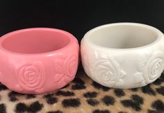 ON SALE Pink & Beige Bangle, Bracelet Set, Lot of 2 Bracelets, fun colorful, large collectible, bangle bracelet set Fun colorful beige & pink chunky collectible bangle bracelet set. Both are in very good vintage condition. Each measure approximately 1 1/2 inches wide. On the inside they are approximately 2 1/2 inches across. So will fit an average wrist. Please know what size bangle you wear to make sure it is a good fit. Thank you. Great color combination and perfect for any outfit. #vintage #p Runway Jewelry, Bracelet Stand, Lucite Bracelets, Vintage Rhinestone Brooch, Chunky Statement Necklace, Outfit Vintage, Purple Bracelet, Bangle Bracelet Set, Mid Century Jewelry