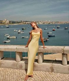 No idea what to pack for your summer holiday in Italy? No problem, we have you covered. All of the best ideas of what you can wear this summer. Cute european summer outfits aesthetic | Summer outfits | Italian summer fits | Summer aesthetic | sundress #italiansummer #summeroutfits #italian 90s Sundress Outfit, 90s Fashion Italy, Formal Yellow Dress Long, Yellow Sundress Long, Sundress Italy, 90s Italian Fashion, Italy Instagram Pictures, Cartagena Outfit, Mediterranean Outfit