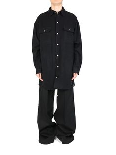 black organic cotton blend long sleeves two chest flap pockets buttoned cuffs oversize frame Black Cotton Relaxed Fit Shacket, Oversized Long Sleeve Streetwear Shirt, Cotton Long Sleeve Shacket With Button Cuffs, Cotton Shacket With Button Cuffs, Black Button-up Cotton Shacket, Black Cotton Button-up Shacket, Black Cotton Collared Shacket, Black Outerwear With Buttoned Pockets And Relaxed Fit, Fall Long Sleeve Shirt With Flap Pockets