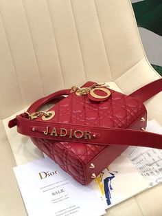 Size: 20cm*16.5cm*8cm It comes with Dust box, Care manual, Tag, and Paper bag. Stylish Handbags, Evening Clutch Bag, Luxe Fashion, New Bag, Dior Bag, Exclusive Designs, Evening Bags, Fashion Statement, Mini Bag