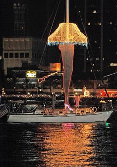 there is a boat that has been decorated with lights on the front and back end