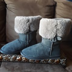 Emu 'Mallacoota" Australian Sheepskin Water-Resistant Convertible Mid-Calf Boots Sz.8 Nwb. Can Be Worn Up-11" Shaft, Or Rolled Down, To Showcase Thick Australian Antracite Gray Sheepskin, Lined Throughout. Charcoal Sided Exterior With Buckle (Which Is Removeable). Dark Gray Rubber Sole W/Emu Cutouts For Grip. 16" Shaft Circumference. Full Lush, Sheepskin Lined. Stay Warm And Snug. Emu Australia Boots, Emu Shoes, Fur Boots Women, Emu Boots, Tall Winter Boots, Dark Brown Boots, Waterproof Leather Boots, Brown Suede Boots, Tan Boots