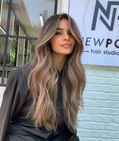 Découvrez des styles de cheveux longs avec une couleur châtain foncé et des mèches pour un look naturel. Obtenez un balayage naturel et un brushing élégant avec ces idées de coiffures. Balayage Black To Blonde, Light Hair Balayage, Black Balayage, Balayage Hair Caramel, Balayage Brown, Wedding Hair Colors, Nice Hair, Caramel Hair