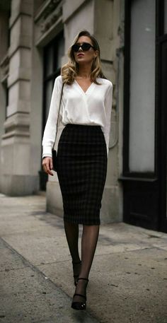 Classy Business Outfits For Women, Pencil Skirt Fashion, White Outfits For Women, Classy Business Outfits, Skirt Diy, Mode Chanel, Womens Dress Suits, Gold Aesthetic, Summer Work Outfits