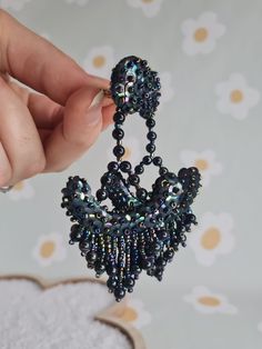 Dangling ear clips in very good condition. Creations in seed beads and black "essence" sequins (in reference to their reflections) typical of the 90s. Lightweight and good support. the moving part swings a lot. Sending by registered letter anywhere in the world.