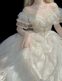 Fantasy Fairytale Dress, Royal Elegant Dresses, Ball Gowns Old Fashioned, Wedding Dress Victorian Style, Manhwa Dresses Irl, Wedding Dresses 1800s Style, Royal Dresses Princesses Vintage, Wedding Dresses Old Fashioned, Modern Victorian Wedding Dress