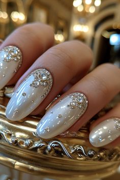 Diamond Nails Nail Designs For Wedding The Bride, White Chrome Nails With Design, Nails Ideas Short, Rose Nail Design, Junk Nails, Art Perle, Nail Jewels, Wedding Nails Design, Rose Nails