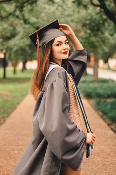 graduation photoshoot Convocation Photography, Graduation Shoot Ideas, Poses Graduation, Graduation Picture Ideas, Photoshoot Graduation, Graduation Outfit Ideas, Graduation Pic Ideas, College Graduation Pictures Poses, Grad Photography