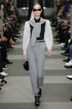 The complete Alexander Wang Fall 2018 Ready-to-Wear fashion show now on Vogue Runway. Minimalist Chic Fashion, Fashion Words, Fashion History, Fashion Sense, Alexander Wang