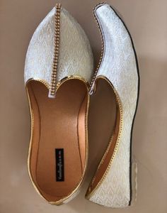 The white and gold Men's slip on Shoes, white Mens Flats,  Mens Slippers, Flats,Handmade Slippers,Men's Shoes,Mens Casual Shoes, Indian shoes, Rajasthani shoes, wedding juttis, shoes for groomIf you don't find your size you may want to check other pattern in white gold colour.https://www.etsy.com/in-en/listing/672754564/white-and-gold-mens-shoes-khussa-mensSIZING INSTRUCTIONS- Need assistance, please convo me1. These shoes run true to the standard US size and are available in medium width only.2 Gold Slip-on Shoes For Formal Wedding, Gold Slip-on Wedding Shoes, Gold Slip-on Wedding Shoes For Formal Wear, White Closed-toe Wedding Shoes, White Flat Wedding Shoes For Festive Season, Festive White Flat Wedding Shoes, Festive Flat White Wedding Shoes, Traditional White Wedding Shoes With Round Toe, Festive White Closed Toe Wedding Shoes