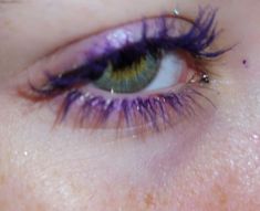 Purple Mascara Green Eyes, Purple Makeup Green Eyes, Green Eyes Purple Eyeshadow, Purple Makeup Hooded Eyes, Colored Mascara Brown Eyes, Purple Mascara Brown Eyes, Purple Mascara Looks, Purple Eyeshadow Green Eyes, Purple Eye Makeup Aesthetic