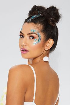 Simplicty Blue Unicorn Yüz Simi detaylı incelemek ve sipariş vermek için tıklayın. Stand Glitter, Festival Face Paint, Glitter Bar, Festival Makeup Glitter, Festival Face, Blue Unicorn, Glitter Face, Face Gems, Bun Tutorial