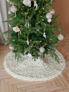 A chunky knitted Christmas tree skirt is designed to create a Hygge and cozy atmosphere. Perfect for Boho, vintage, contemporary, rustic, farmhouse-style festive zones, the creamy white cable knit tree skirt by Anzy Home is a unique and luxury Christmas    décor .  Skirts are available in different sizes, from 20 inches in diameter for small/tabletop trees, to large and extra-large options for tall 9 ft trees. Top-selling sizes are 40   inches and 48   inches skirts.   See the     size guide Knit Tree Skirt, Modern Christmas Tree Skirts, Knit Tree, Knitted Christmas Tree, Crochet Tree Skirt, White Christmas Tree Skirt, Luxury Christmas Decor, Christmas Tree Base, Crochet Tree