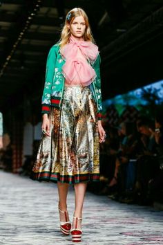 Gucci Ready To Wear, Halfpenny London, Gucci Runway, Gucci Spring, Gucci Women, Fashion Show Images, Gucci Fashion, Couture Runway, Couture Tops