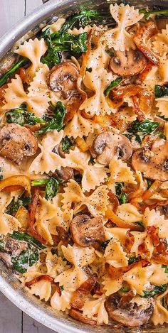 Creamy Bow-Tie Pasta with Spinach, Mushrooms, and Caramelized Onions in a stainless steel pan Dinner Ideas No Pasta, Mushrooms And Spinach, Makanan Italia, Plats Healthy, Meatless Dinner, Salad Pasta, Bowtie Pasta, Pasta Dinner Recipes, Spinach Pasta