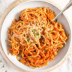 A bowl of pasta with tomato sauce that you can serve for dinner. Sugo Recipe, Recipe With Tomato Sauce, Recipe To Cook, Fried Pasta, Healthy Ground Beef, Cheese Tomato