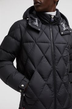 An innovative spirit is reflected in the Averole down jacket that takes diamond quilting to another level. The bold, graphic pattern adds texture to the micro chic puffer, while a detachable hood enhances protection. Nodding to iconic Moncler Maya, the short down jacket is finished with an emblematic patch pocket on the sleeve. Featured in a loose fit, the short warmer is a finishing touch to a range of looks. Luxury Black Quilted Jacket For Winter, Luxury Black Quilted Jacket, Luxury Down Outerwear With Padded Collar, Luxury Black Sport Coat For Winter, Black Luxury Winter Sport Coat, Luxury Black Winter Sport Coat, Luxury Down Outerwear With Detachable Hood, Luxury Outdoor Outerwear With Detachable Hood, Luxury Long Sleeve Outdoor Outerwear