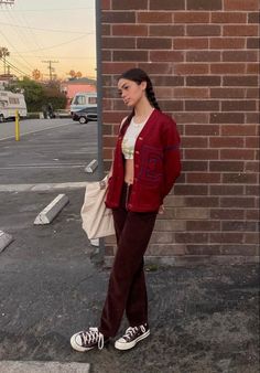 Layers At Home, Hair In Layers, Streetwear Fashion Black, Maroon Jeans, Maroon Pants, Summer Fashion Trends, Outfits Winter, Photoshoot Outfits, Red Outfit