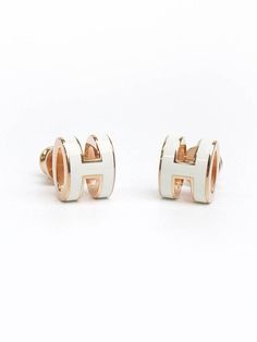 Gender: Women Brand: HERMES Product Name: Pop-Ache H Rose Gold Earrings Blanc Bags Alora Code: 14402581 Color: white Origin: France Designer Style ID H608001FO49 Hermes Earrings, Bracelet Stacks, Luxury Bracelet, Jewelry Lookbook, Luxe Fashion, Designer Style, Rose Gold Earrings, Product Name, Bags Designer Fashion