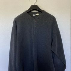 The North Face Men’s Dark Gray Ling Sleeve Soft Fleece Pullover Shirt/Jacket XL. Condition is Pre-owned. Shipped with USPS First Class Mail. Approximate Measurements: Armpit to Armpit: 27” Length (Mid-shoulder to bottom hem): 32” Please note that this item has been kept in a smoke and animal free home. There may be some color variations in pictures due to lighting. All questions are welcomed!