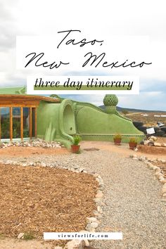 there is a large green sculpture in the middle of a dirt field with text overlay that reads, taco new mexico three day itinerary