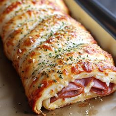 Homemade Stromboli: The Ultimate Cheesy Delight Get ready to roll Homemade Stromboli Recipe, Italian Stromboli, Stromboli Recipe Easy, Easy Sandwiches, Homemade Stromboli, Stromboli Recipe, Sandwhich Recipes, Chicken Cake, Food Fest