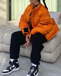 Looks Kylie Jenner, Estilo Kylie Jenner, Puffer Jacket Outfit, Kylie Jenner Look, Kylie Jenner Outfits, Kylie Jenner Style, Orange Outfit, Orange Jacket