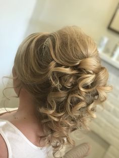 Hair With Accessories, Party Hair Inspiration, Curly Hair Dos, Easy Formal Hairstyles, Easy Party Hairstyles, Easy Updo Hairstyles, Mother Of The Bride Hair, Bride Hair, Wedding Hair Inspiration