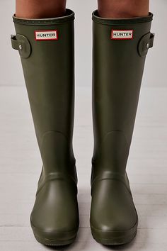 Get through rainy days with ease in these classic rubber rain boots. In a matte rubber this style features a buckle accent on the side, logo detailing in front, and treaded rubber sole. Rain Shoes Women Nordstrom, Green Hunter Boots, Rain Boot Outfit, Countryside Fashion, Green Rain Boots, Hunter Boots Outfit, Free People Boots, Rain Boots Fashion, Hunter Wellies