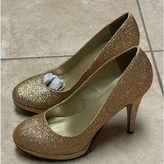 Heart In D Heels, Gold, Brand New Never Worn. Size 7 Platform Pumps 4 Inch Heel Glitter Wedding Shoes With Round Toe, Gold Court Shoes With 4-inch Heel And Round Toe, Pump High Heels, Heels Gold, Gold Sparkle, 4 Inch Heels, Platform Pumps, High Heel Pumps, Shoes Women Heels