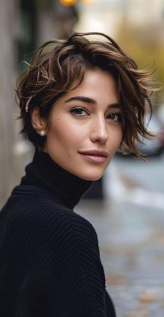 Explore 30 elegant short to medium length haircuts, perfect for anyone looking to update their look with minimal effort and maximum impact. Natural Hair Haircuts, Very Short Haircuts, Wavy Haircuts, Short Haircuts For Women, Lob Haircut, Cornrow Hairstyles, Haircuts For Women, Long Bob, Elegant Hairstyles