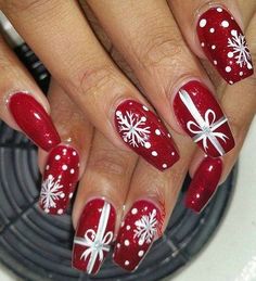 Festive Christmas Nail Designs for 2017. An outstanding Christmas nail art can help you get into the Christmas spirit.Hopefully you will find yours from this list and make you stand out this season. Christmas Present Nail Art, Christmas Present Nails, Christmas Nail Art Easy, Holiday Nail Designs, Christmas Nails Easy, Cute Christmas Nails, Christmas Gel Nails, Christmas Nail Art Designs, Holiday Nail Art