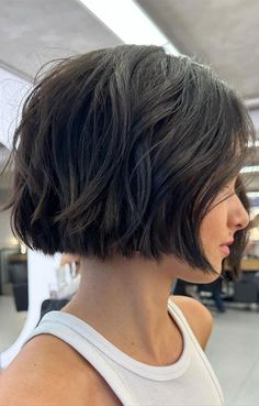 French Bob Without Fringe, French Style Haircut Short, Cool Girl Bob Haircut, French Shag Haircut Short, Short Layer Bob Haircut, French Bob Over 40, French Bob For Thick Hair, Short Bob Hairstyles Middle Part, Modern Stacked Bob