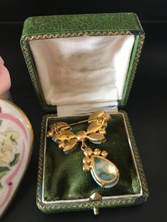 "HIGH-END Unsigned Victorian Style Gold Tone Drop Brooch Pin Faux Turquoise Cabochons Yellow Aurora Borealis Rhinestones Vintage 1950s Wonderfully crafted probably gold plated victorian style drop brooch. Unsigned but defenitely a high-end design and make - could be Sphinx. 6 faux turquoise cabochons, artfully set around a large yellow aurora borealis coated round cut rhinestone, carry a faux turquoise drop. The whole is adorned with smaller roud cut aurora borealis rhinestones. Al cabochons and Paris Bracelet, Leopard Print Top, Cat Brooch, Victorian Style, Aurora Borealis, Victorian Fashion, Photo Jewelry, Vintage 1950s, Brooch Pin